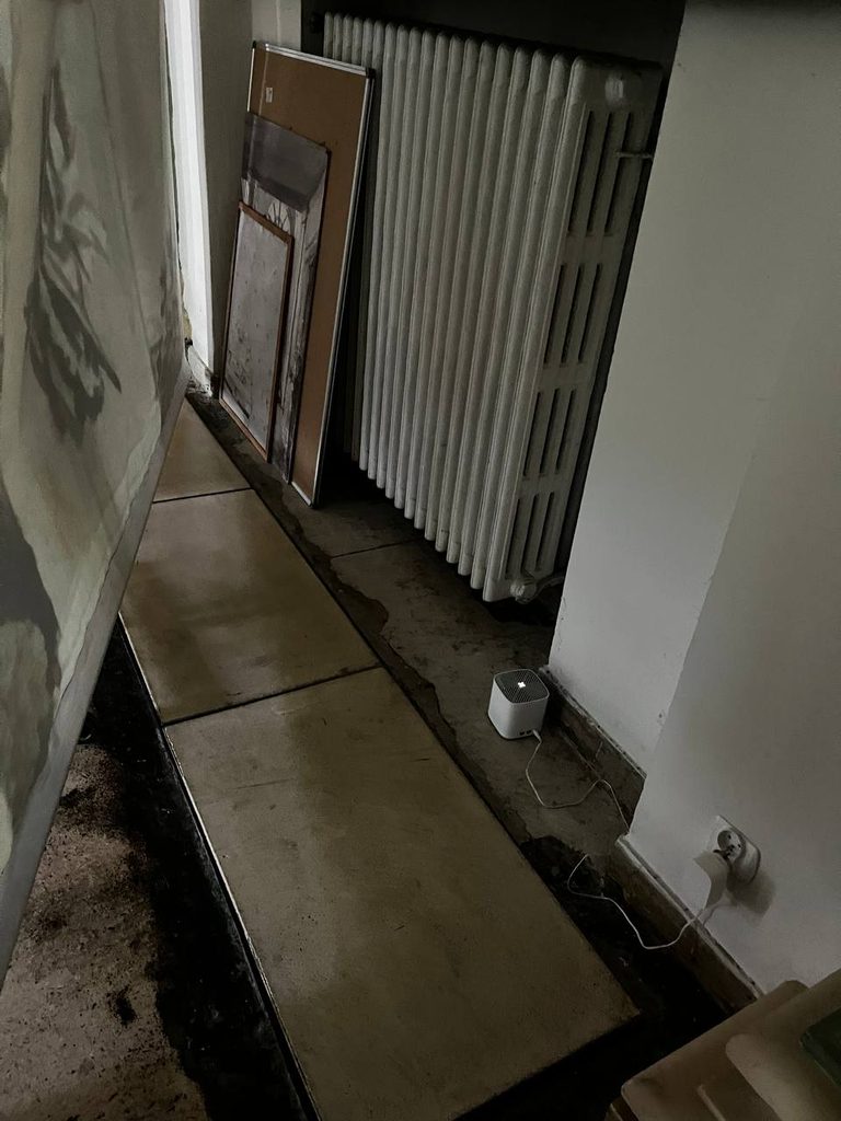 Tutaj akurat mieliśmy prostą pracę budowlaną głównie nie zajmujemy się pracami budowlanymi i zajmujemy się głównie serwisem sprzętów i maszyn aczkolwiek tutaj w tej pracy musieliśmy troszeczkę popracować jako Budowlańcy chwileczkę jak widać ułożyliśmy takie płytki bardzo dobrze wy nam to wyszło byliśmy sami pod wrażeniem Po prostu przy dodatkowej pracy wymianie kaloryfera musieliśmy dodatkowo położyć płytki dla klienta także nasz specjalista ogarnął To na miejscu bez zbędnych problemów ponieważ tak jak zawsze mówimy Jesteśmy firmą bardzo rozwiniętą na różne usługi także przy okazji każdy nasz elektryk czy ślusarz potrafi właśnie takiego typu proste prace budowlane zrobić aby zaoszczędzić dla państwa pieniądze.